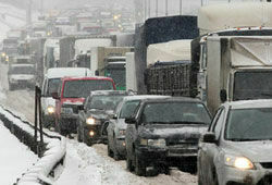 Мощный снегопад парализовал дороги в Москве, к вечеру станет еще хуже