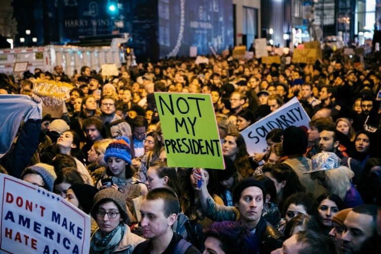 В США протесты против новоизбранного президента Трампа набирают силу