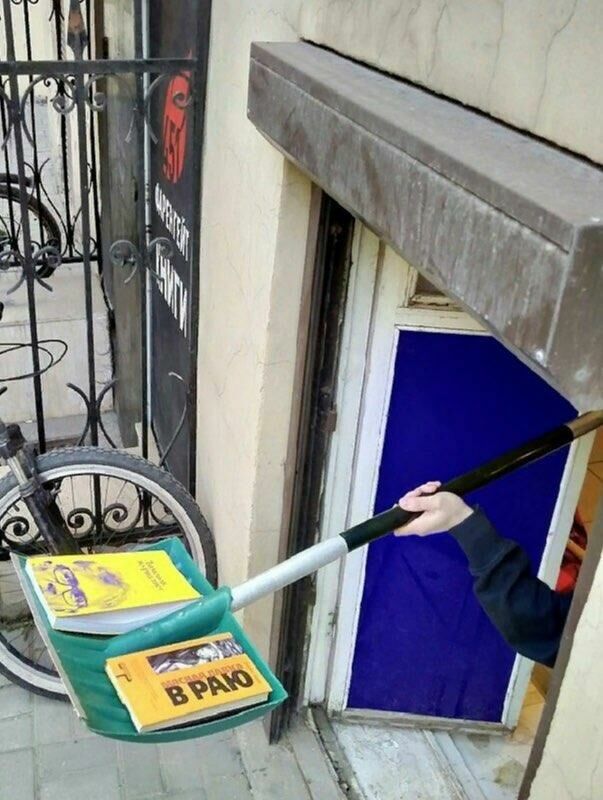 Социальная дистанция: магазин в Петербурге выдает купленные книги с лопаты через окно
