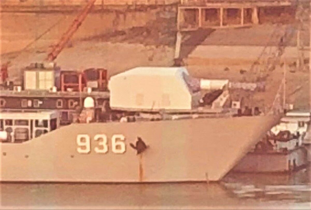 Китайские десантный корабль с рельсотроном на палубе.