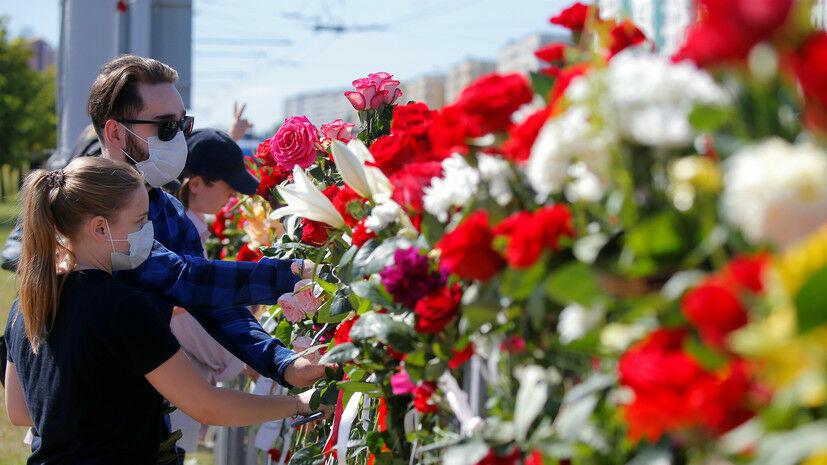 Жители Минска несут цветы на место гибели участника протеста