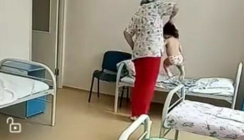 Уволен заведующий больницы, в которой медсестра таскала больного ребенка за волосы
