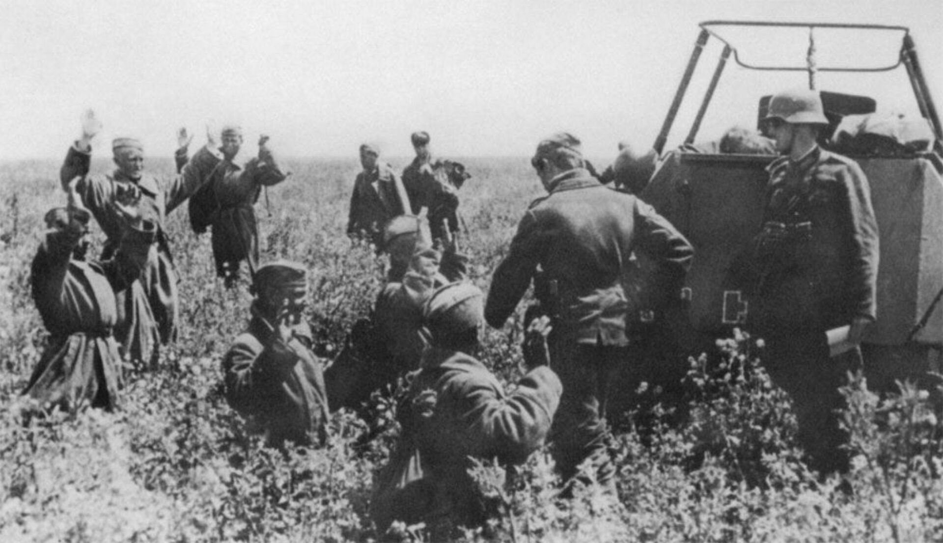 Количество советских военнопленных. Пленные советские солдаты 22 июня 1941 года. Пленные советские пограничники 1941 г. Советские военнопленные 1942.