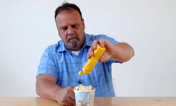 Американец может съесть с мороженым что угодно (ВИДЕО)