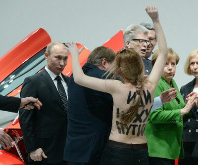 FEMEN обнажились перед Путиным и Меркель (ФОТО)