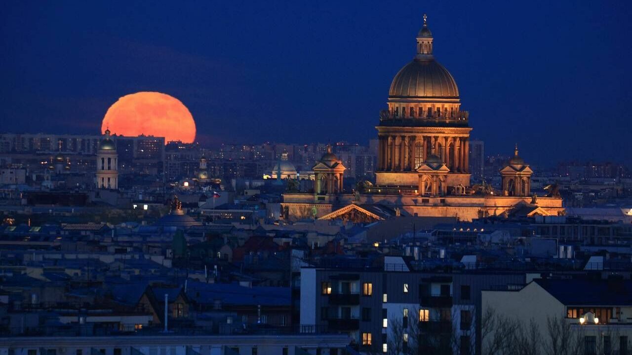 Над Санкт-Петербургом взошла розовая Луна (ВИДЕО)