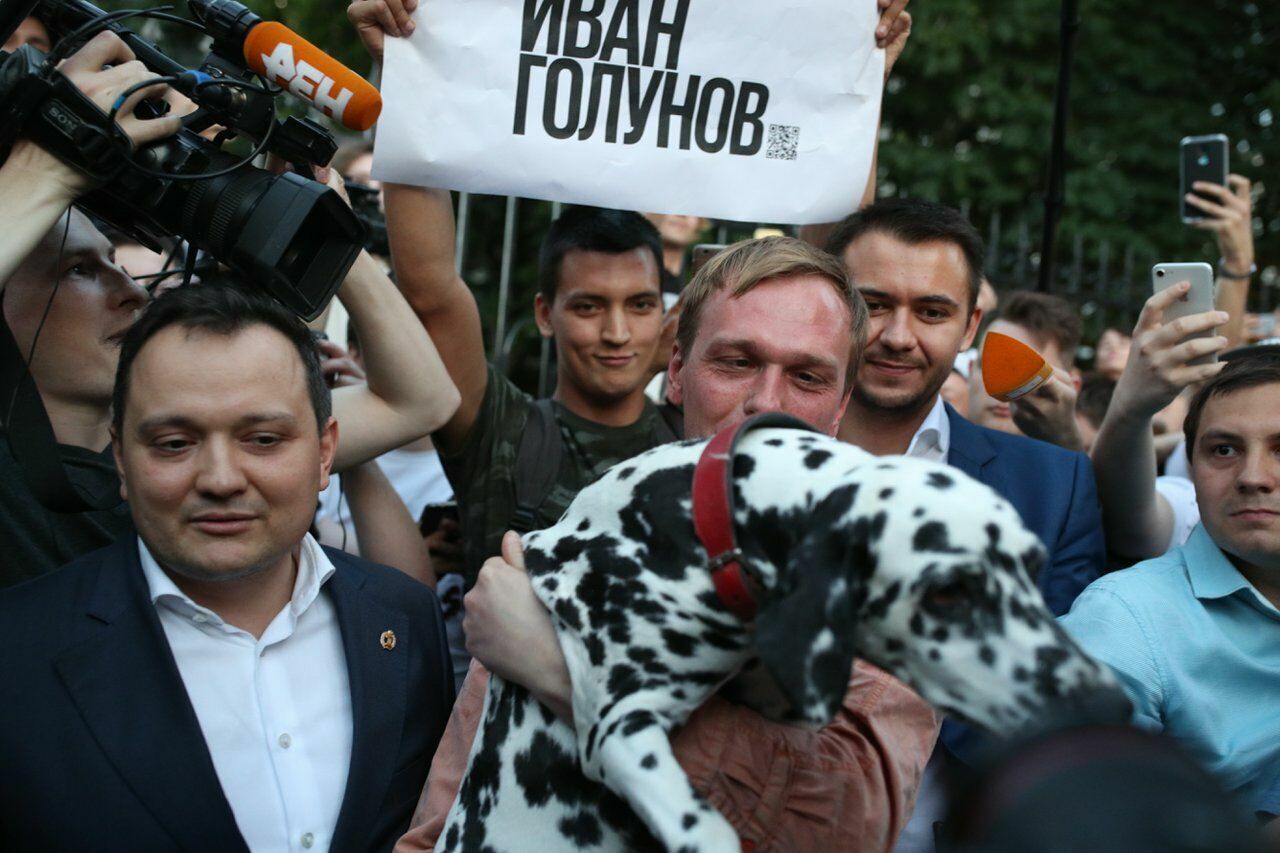 Ивана Голунова встретили у здания МВД десятки людей