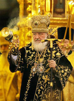 В годовщину интронизации патриарх Кирилл принимал поздравления и награждал подчиненных