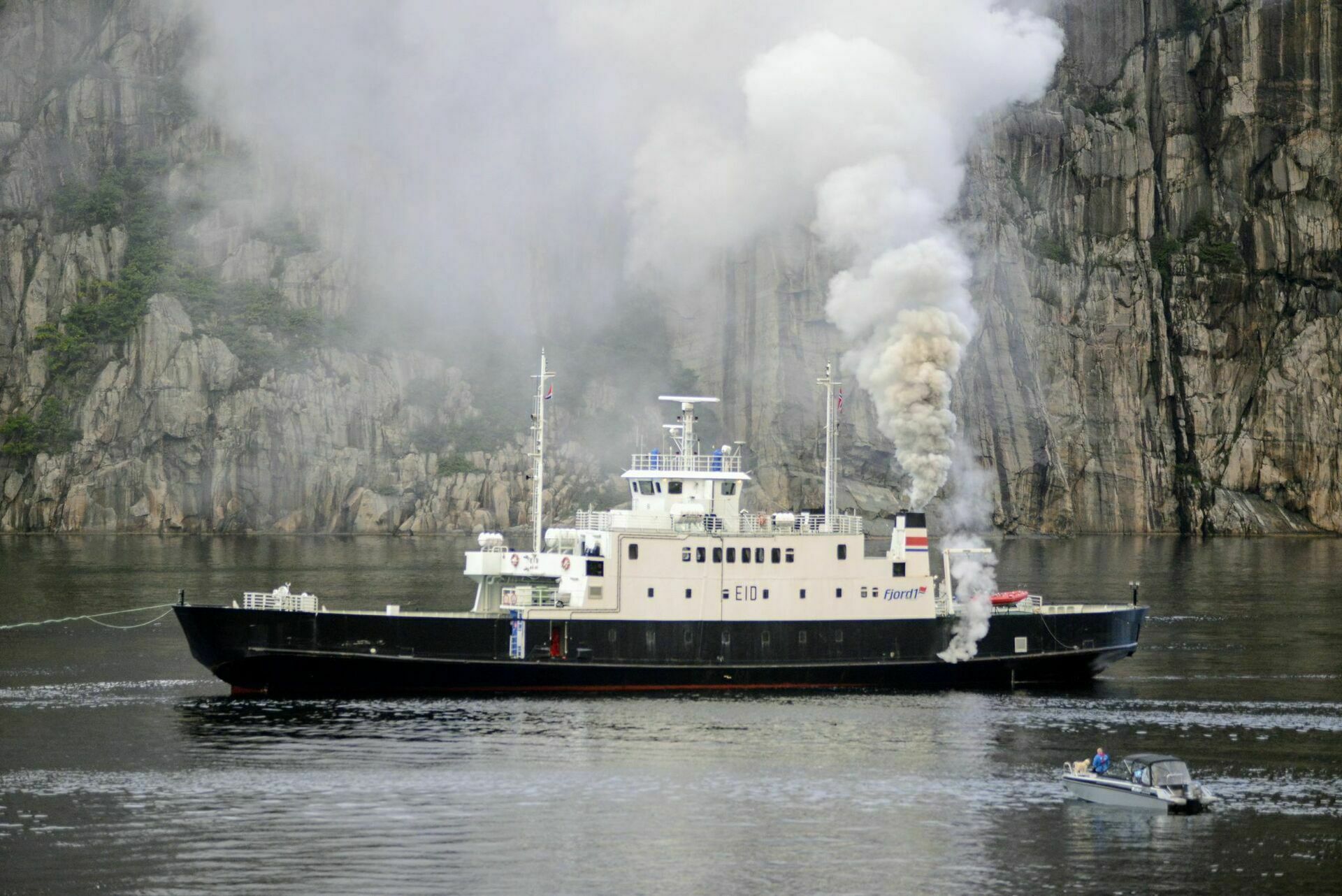 В Норвегии загорелся паром. Пассажиров эвакуировали