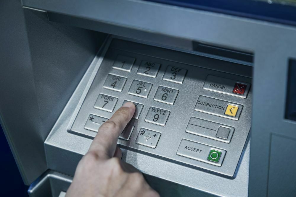 Эксперт: что делать, если банкомат выдал «лишние» деньги