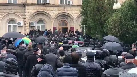 Кризис в Абхазии: президент отказался уйти в отставку, протестующие изъяли его оружие