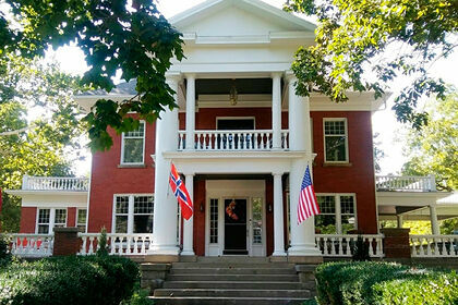 Отель в США заставили снять норвежский флаг, перепутав его со "знаменем расистов"