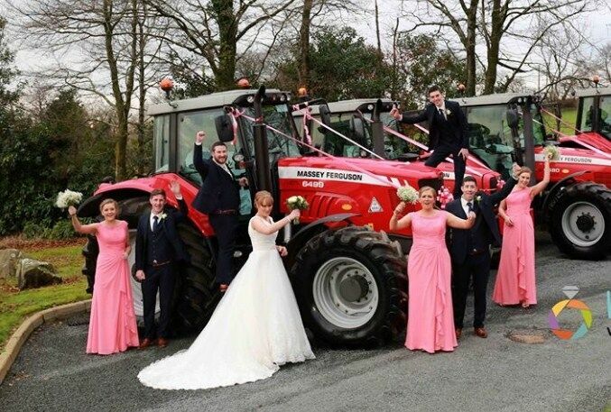 Пара из Ирландии приехала на свою свадьбу на тракторе и эвакуаторе (фото)