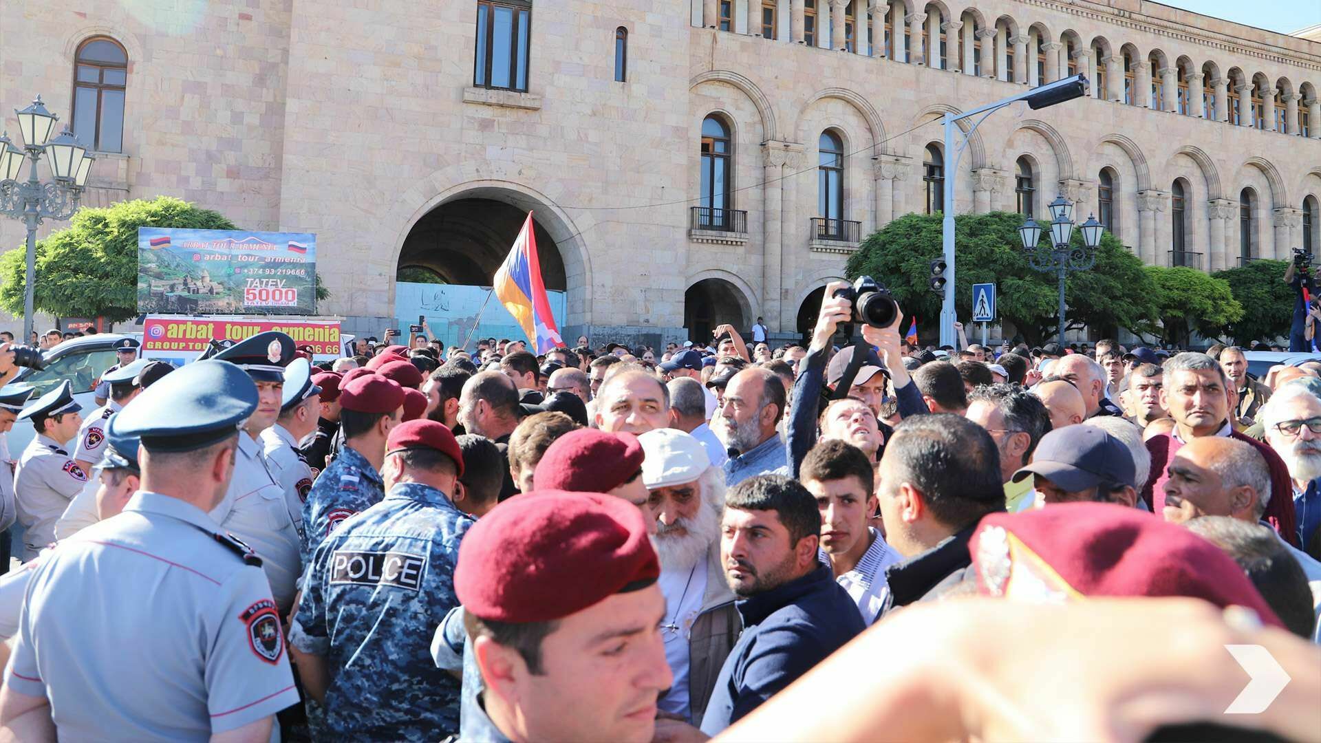 В Ереване начались стычки оппозиционеров и полиции у резиденции премьера