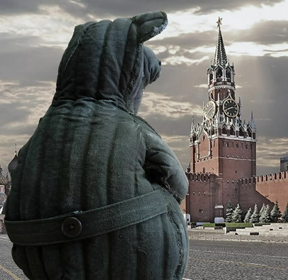 Художник поздравил россиян с победой Путина "Ватным Ждуном" около Кремля