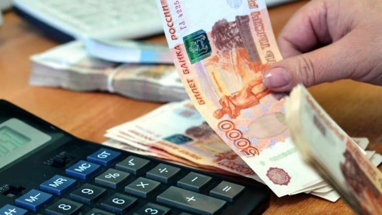 Власти прогнозируют рост средней зарплаты в Москве до 135 тысяч рублей