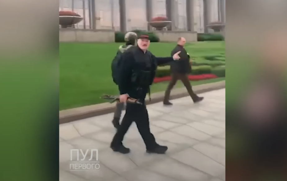 Лукашенко прибыл в резиденцию с автоматом в руках (ВИДЕО)