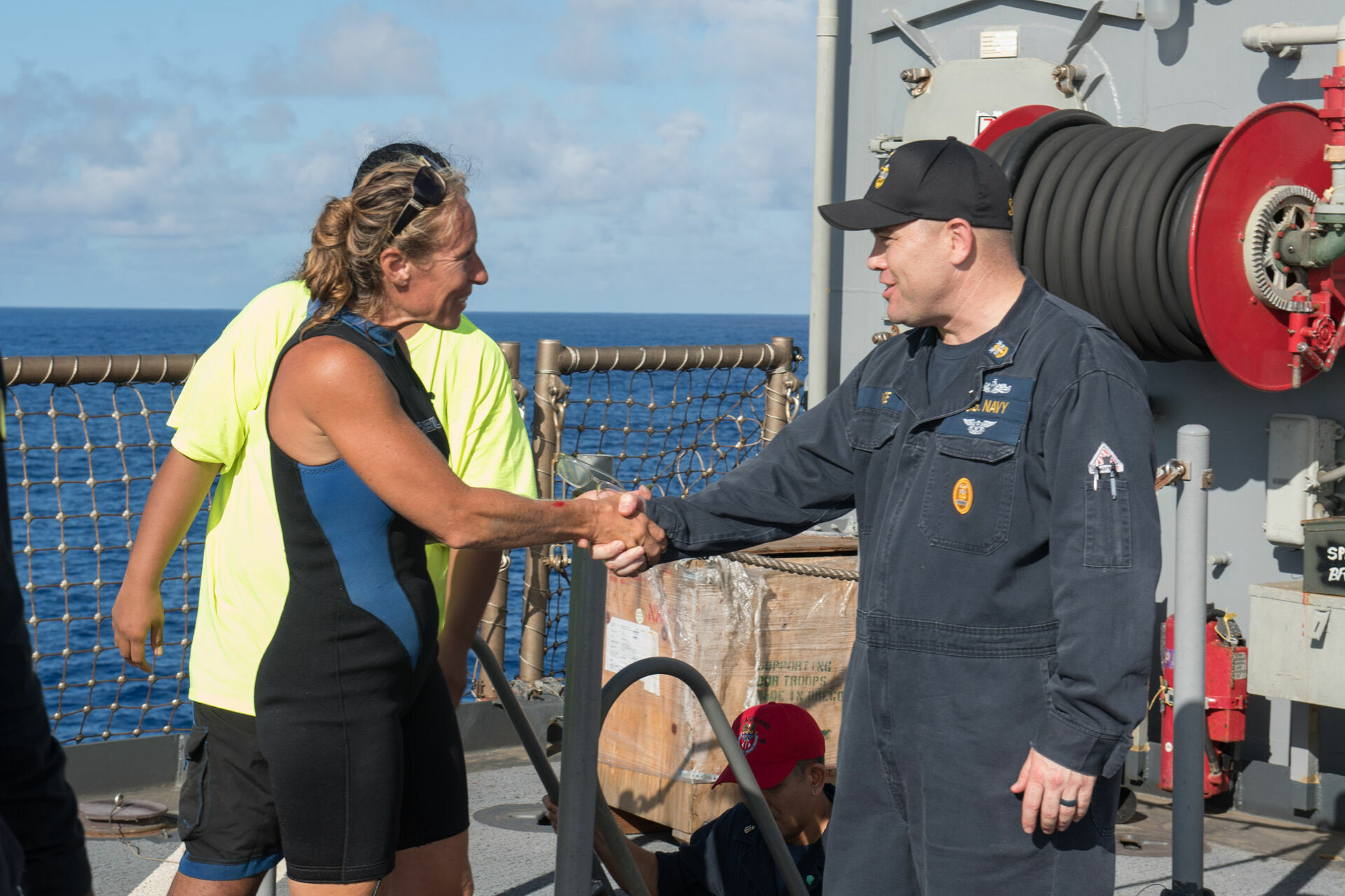 Американский военный корабль спас затерявшихся в океане женщин и их собак