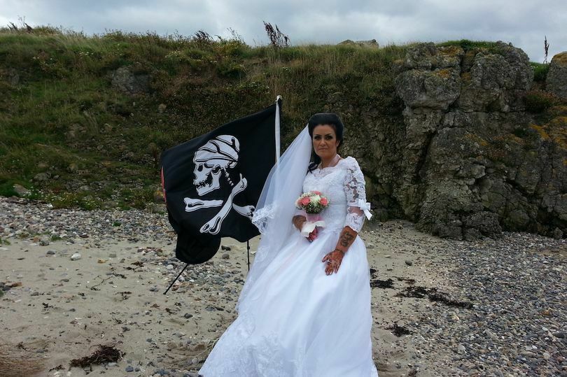 45-летняя британка вышла замуж за призрака пирата Карибского моря