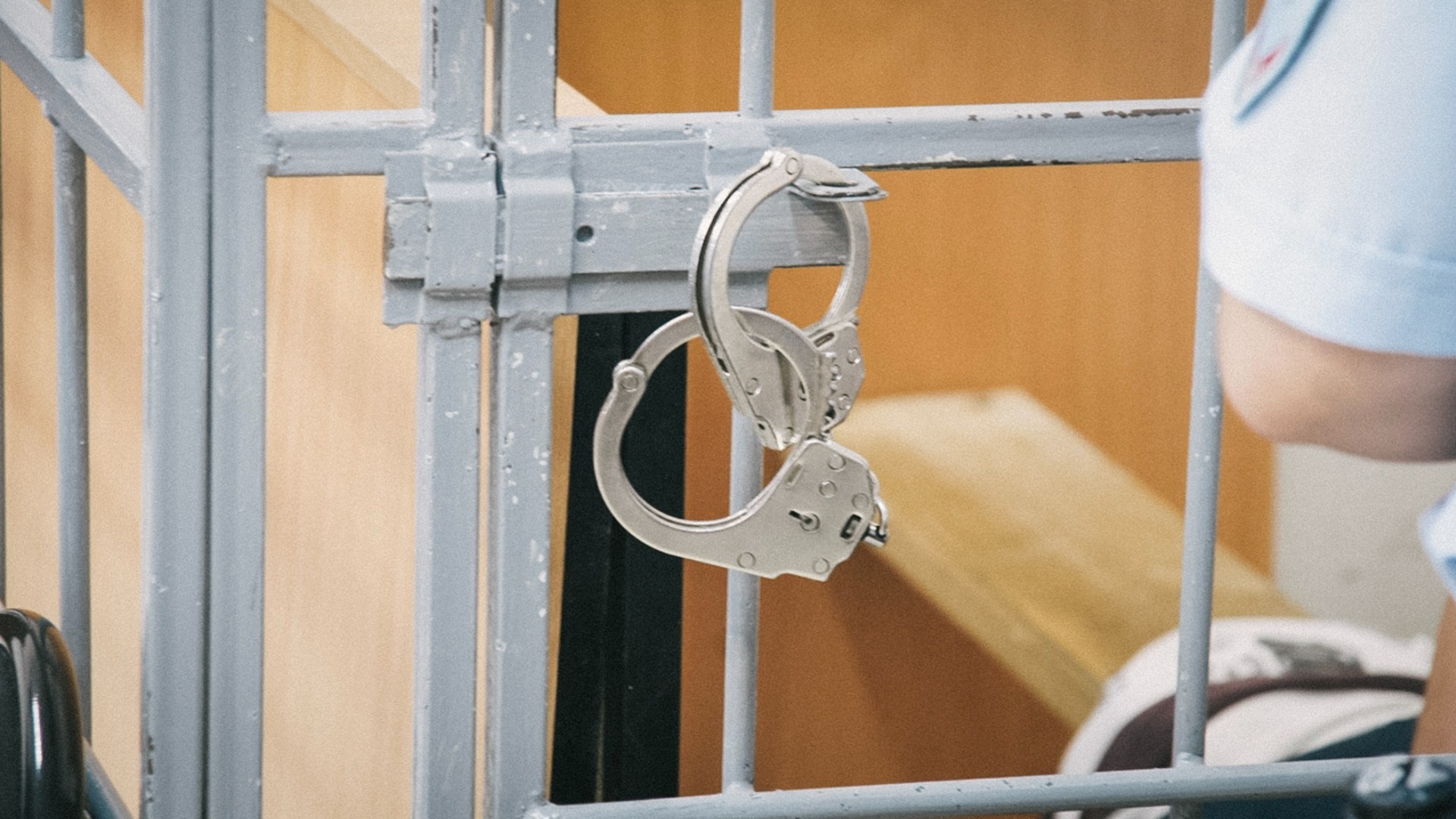 В Амурской области арестант сбежал через окно для приема передач (ВИДЕО)