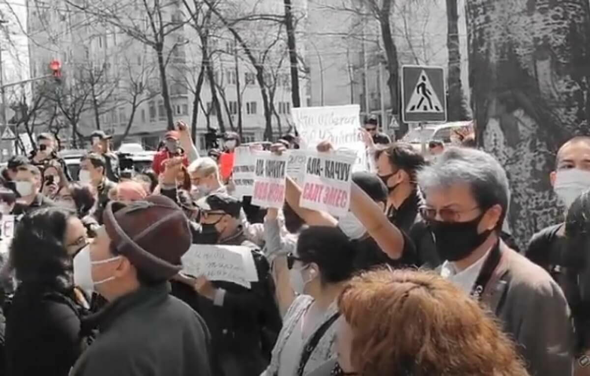 В Бишкеке проходят митинги против похищения невест
