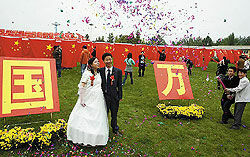 Китайцы предпочитают жениться в День республики