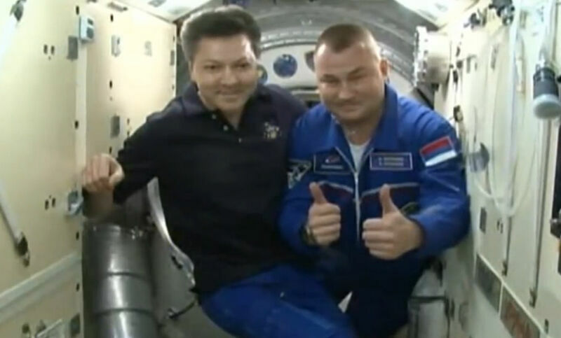 На российском космонавте заметили перевернутый флаг