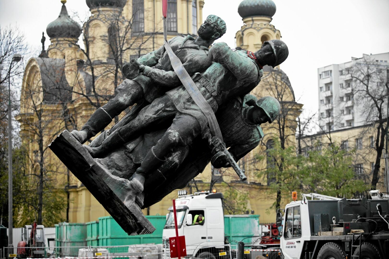 Власти Польши намерены снести 60 советских памятников