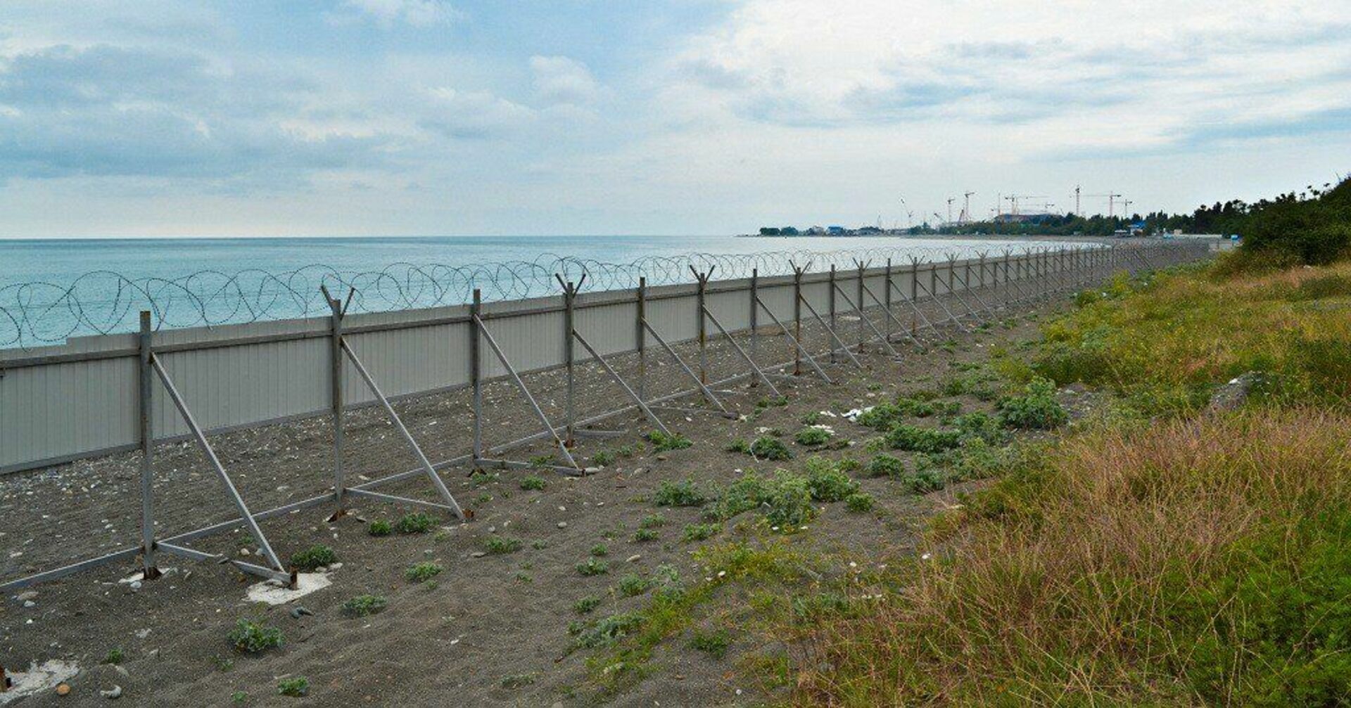 Забор держит воду. Ограждение на пляже. Забор у моря. Береговое ограждение. Крымские заборы.