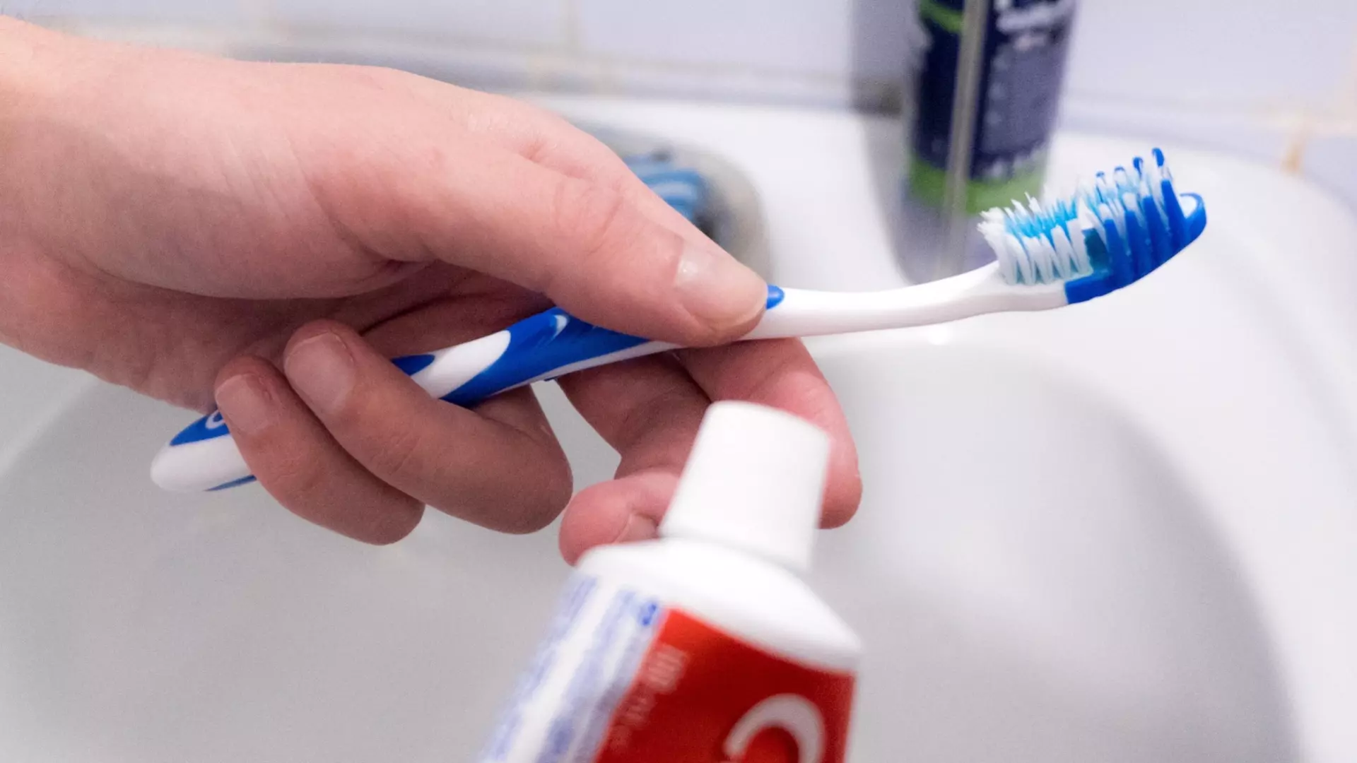 Эксперты советуют утром в первую очередь чистить зубы, а уже потом — завтракать