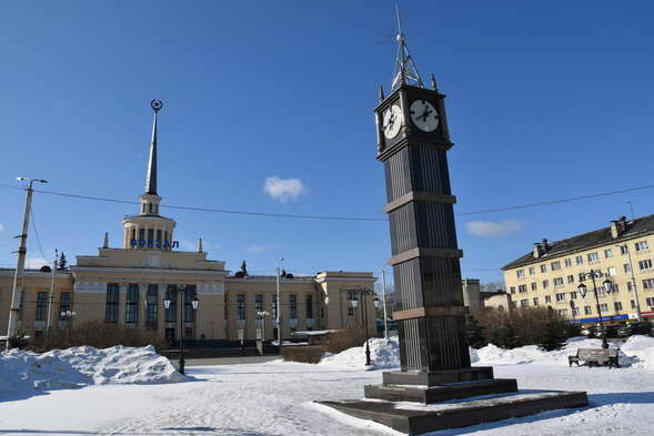Ветераны Петрозаводска требуют демонтировать макет Биг-Бена с городской площади