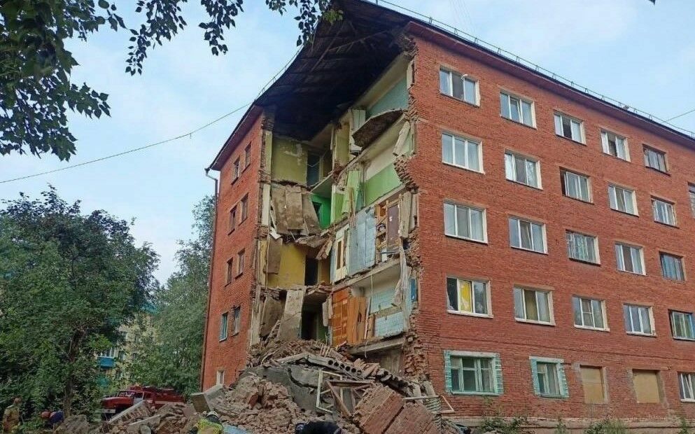 В Омске обрушилась стена жилой пятиэтажки (ВИДЕО)
