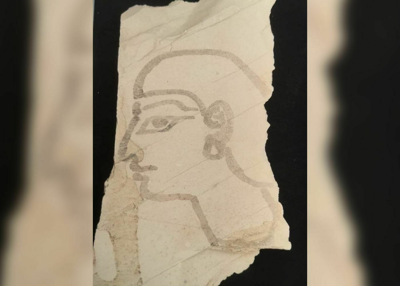 Рисунок с изображением женской головы, найденный во время последних раскопок. Имя героини неизвестно