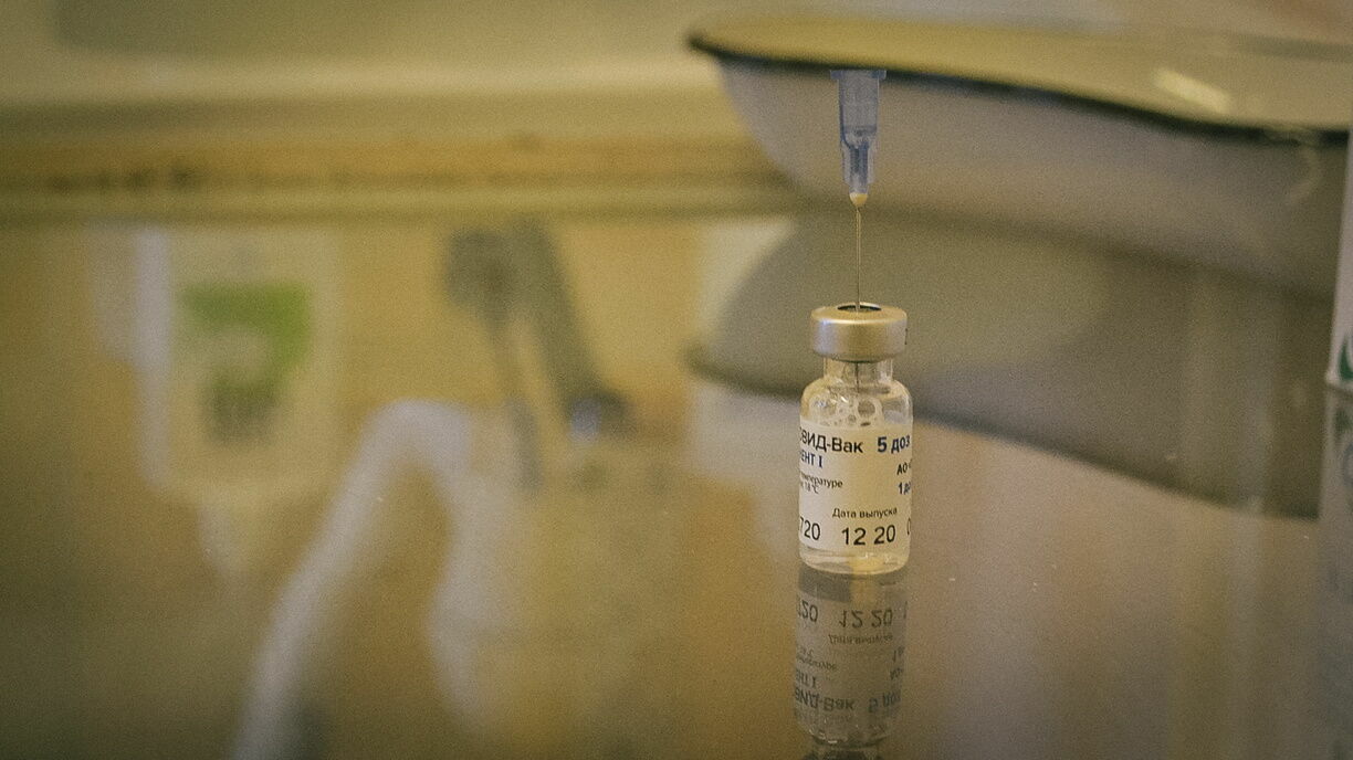 Более трети российских врачей заявили о нехватке вакцины от коронавируса