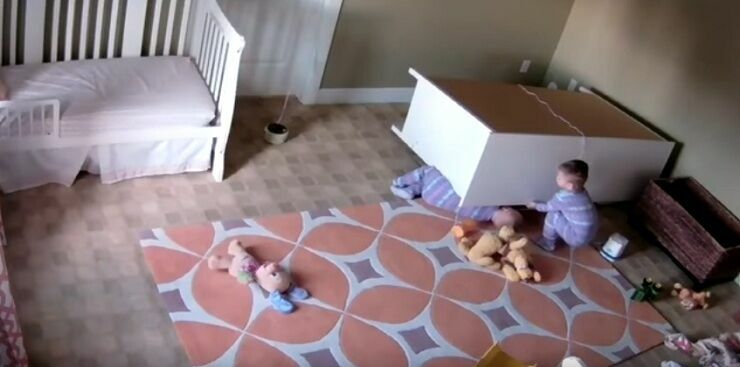Двухлетний малыш спас своего брата-близнеца из-под упавшего комода (видео)