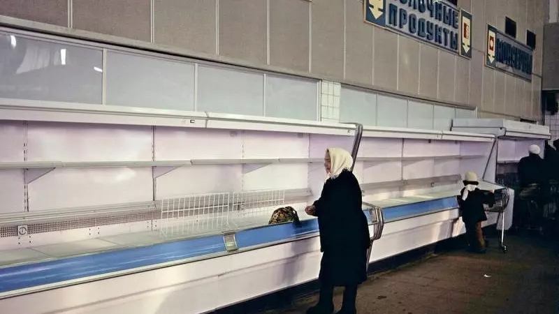 Пустые полки советских магазинов периода мобилизационной экономики.