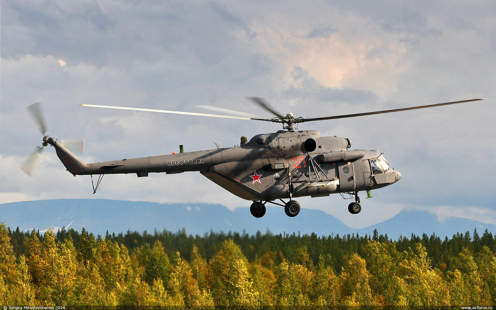 Вертолет Ми-8 загорелся после жесткой посадки под Челябинском