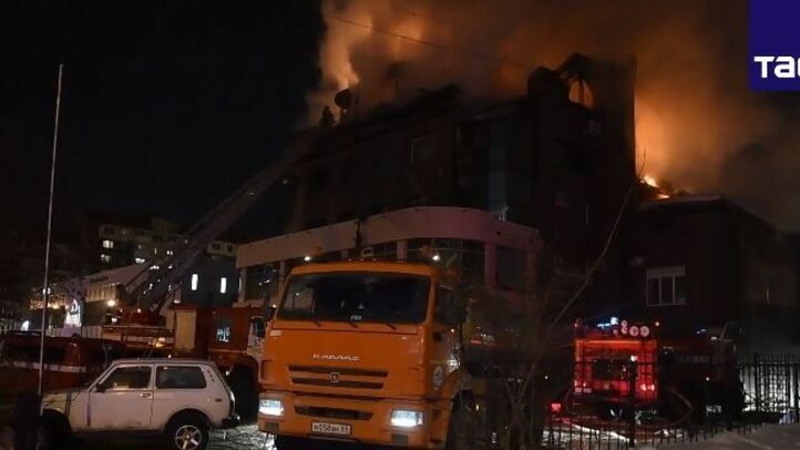Пожарные уже шесть часов пытаются потушить загоревшийся бизнес-центр Южно-Сахалинска