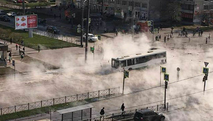 В Петербурге автобус провалился в яму с кипятком