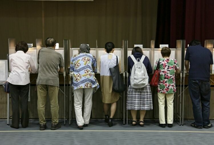 На парламентских выборах в Японии победила правящая коалиция