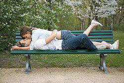 Любовь и вздохи на скамейке