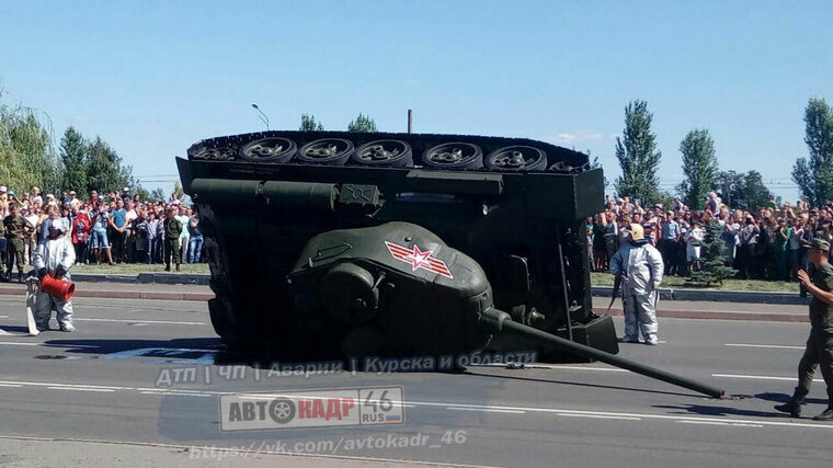 Видео: В центре Курска перевернулся танк Т-34