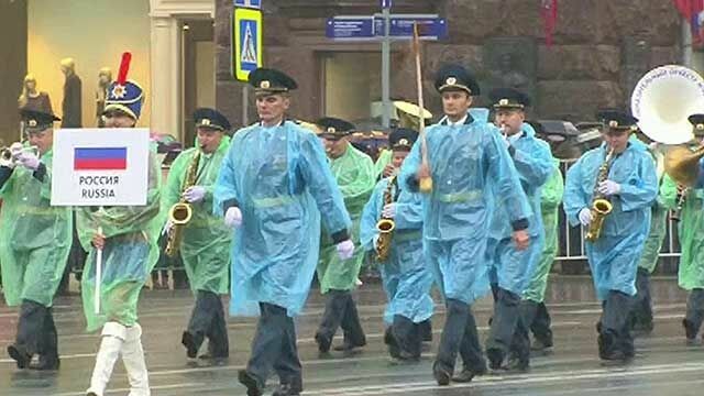 Празднование Дня города началось в Москве под дождем