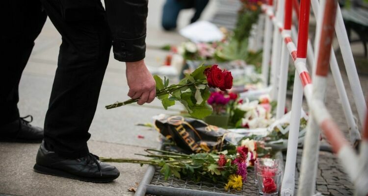 Мир скорбит по жертвам терактов в Париже: люди несут цветы и свечи к посольствам Франции