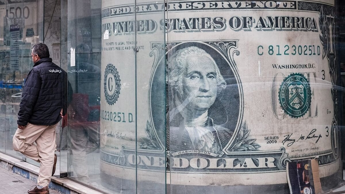 Доллар и не думает сдаваться: в этой валюте происходит половина мировых транзакций