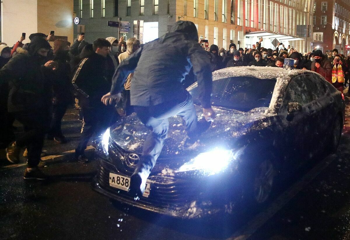 Москвичу, ломавшему машину ФСБ на Цветном бульваре, дали 5 лет условно