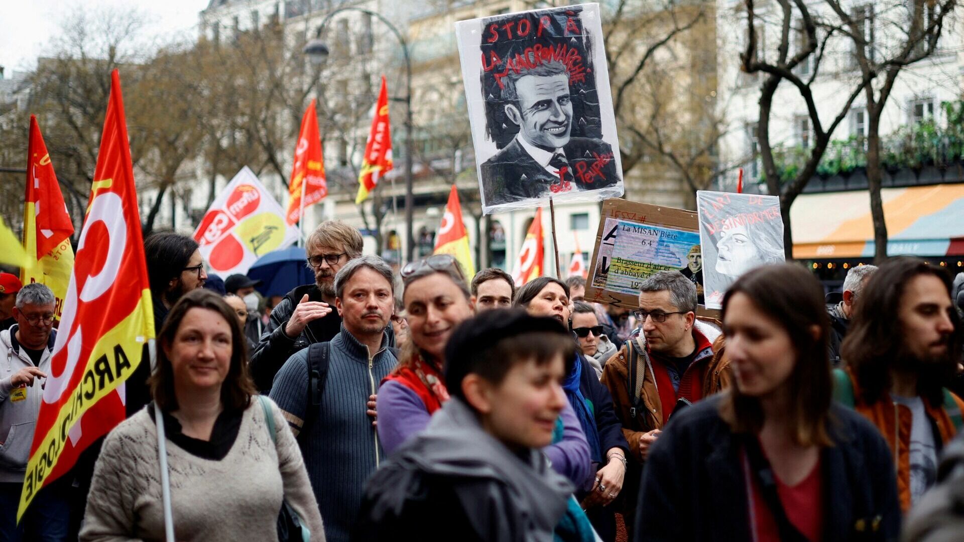Акции протеста нанесли колоссальный ущерб экономике  Франции, передает Reuters