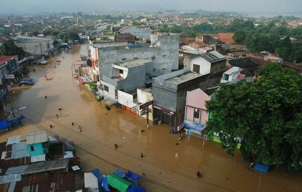 Около 6 тысяч жителей Индонезии покинули свои дома из-за наводнений