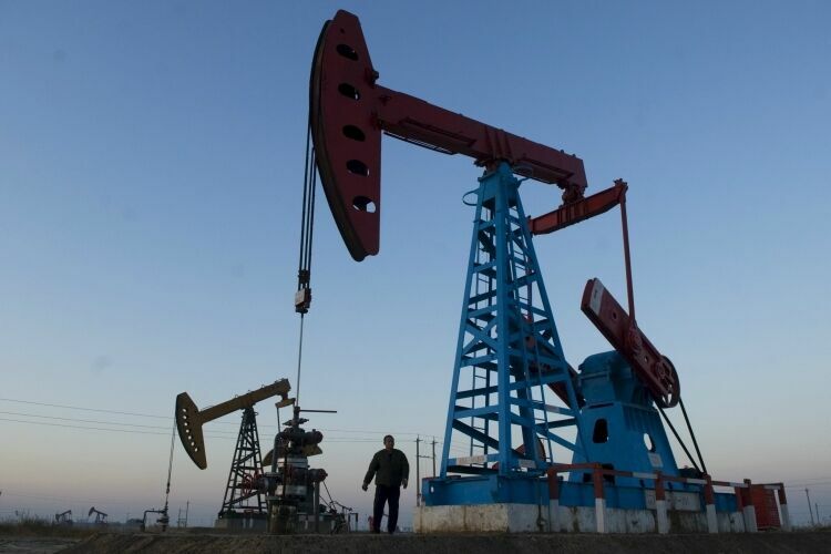 Цены на нефть балансируют около уровня 48 долларов за баррель