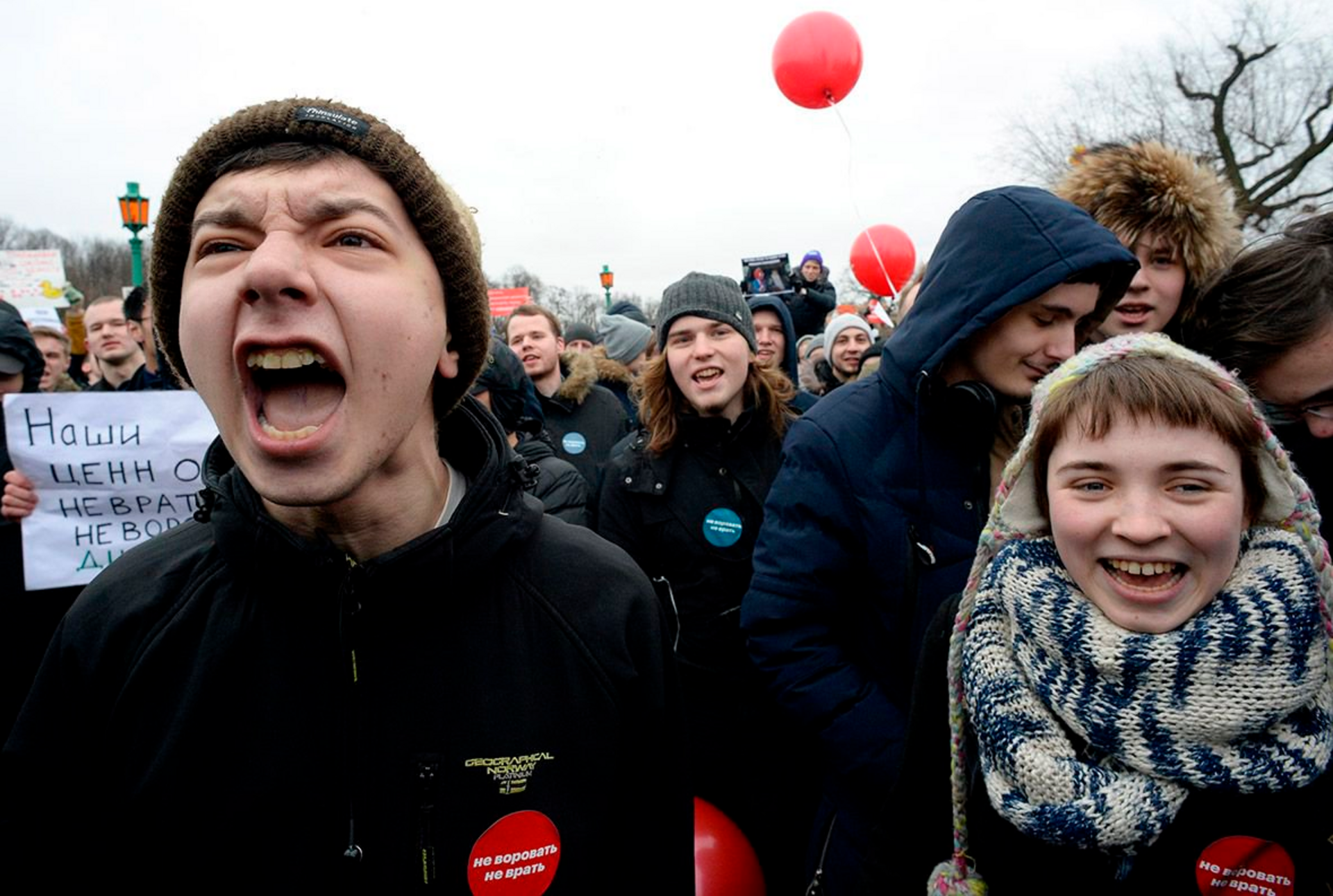 Школьники на митинге Навального. Молодежь на митинге. Подростки на митинге Навального. Дети на митинге навального